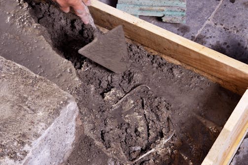 Støbt hjørne på trappe med forskalling: Betonen presses godt sammen, så den er helt komprimeret. Støbt hjørne på trappe med forskalling: Betonen presses godt sammen, så den er helt komprimeret.